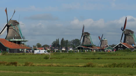 Windmühlen,-Niederlande:-Panoramablick-Auf-Windmühlen-Und-Touristen-Besuchen-Den-Ort