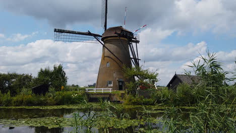 Windmühlen,-Niederlande:-Seitliche-Kamerabewegung-Zu-Einer-Fantastischen-Windmühle,-Die-In-Einem-Kleinen-Fluss-Steht