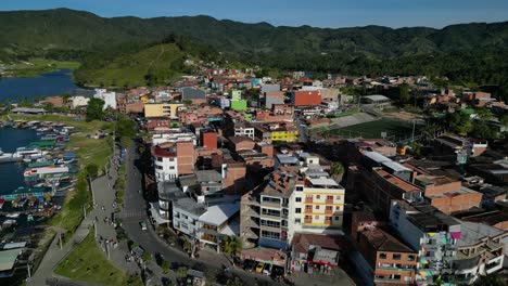 Surreale-Luftaufnahme-über-Der-Malerischen-Stadt-Guatape-In-Kolumbien