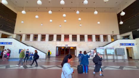Menschen-Gehen-In-Der-Haupthalle-Des-Bahnhofs-Riga-In-Lettland-Mit-Alter-Und-Neuer-Architektur-Vorbei