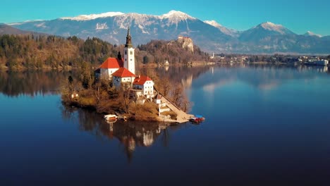 Luftaufnahmen-Von-4K-Drohnen-Vom-Bleder-See-In-Slowenien