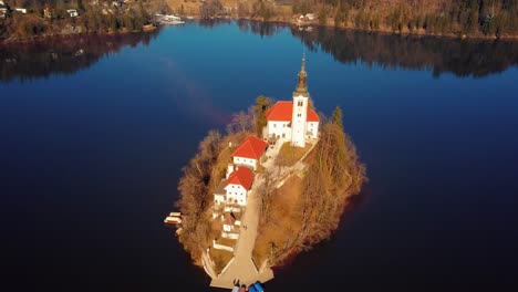 Luftaufnahmen-Von-4K-Drohnen-Vom-Bleder-See-In-Slowenien