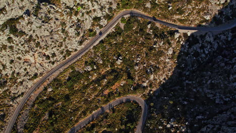 Vista-De-Pájaro-Sobre-El-Paso-De-Montaña-De-Coll-Dels-Reis-En-Mallorca,-España---Disparo-De-Drone