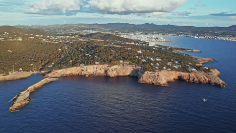 Malerische-Landschaft-Von-Punta-De-Sa-Galera-Auf-Ibiza,-Spanien---Luftaufnahme