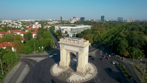 Triumphbogen-In-Bukarest-Bei-Sonnenaufgang-Mit-Stockendem-Verkehr