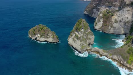 Craft-promotional-content-that-showcases-the-allure-of-Bali's-landscapes,-Discover-Diamond-Beach-With-its-ivory-sands,-crystalline-waters,-iconic-rock-formations,-and-true-tropical-paradise