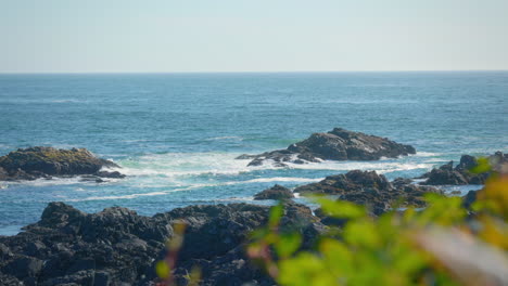 Wunderschöne-Wellen,-Die-Auf-Felsen-Im-Pazifischen-Ozean-Der-Insel-Vancouver-Krachen