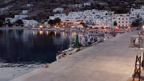 Der-Hafen-Des-Dorfes-Aegiali-Am-Abend,-Griechenland,-Luftaufnahme,-Romantische-Aussicht