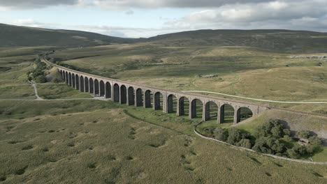 Eine-Luftaufnahme-Des-Ribblehead-Viadukts-In-Den-Yorhsire-Dales-An-Einem-Sommerabend,-England,-Großbritannien