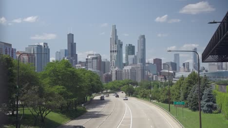Blick-Auf-Die-Innenstadt-Von-Chicago-Von-Einer-Brücke-Aus