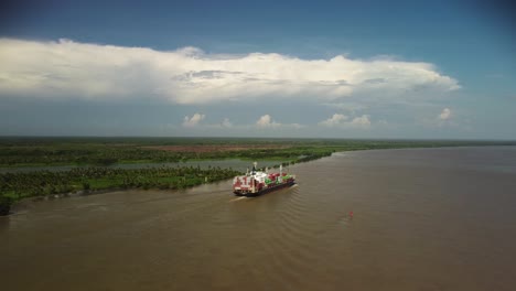 Luftdrohne-über-Dem-Fluss-Magdalena-In-Kolumbien,-Die-Einem-Frachtschiff-Folgt
