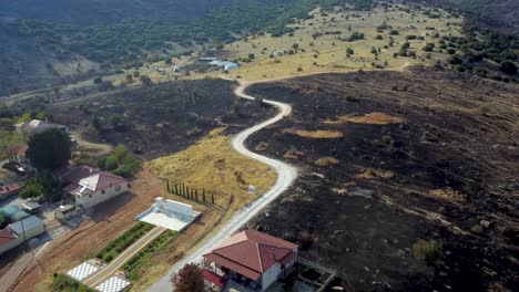 Luftaufnahmen-über-Verbranntem-Land-Am-Rande-Eines-Kleinen-Dorfes