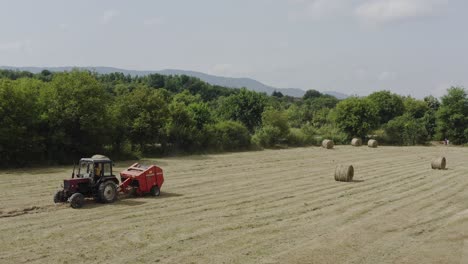Maquinaria-Agrícola-Haciendo-Fardos-De-Heno-En-La-Escena-Rural-Del-Campo-Búlgaro.