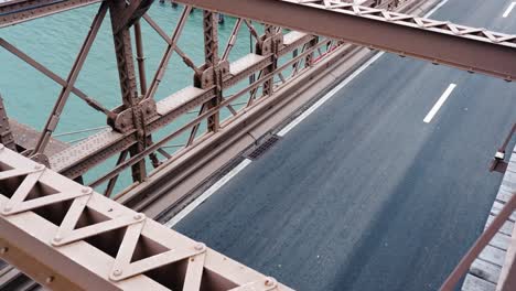 New-York.-Manhattan-bridge-traffic