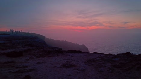 Touristen-Genießen-Den-Sonnenuntergang-Von-Der-Landzunge-Cabo-De-San-Vicente-In-Vila-Do-Bispo,-Portugal