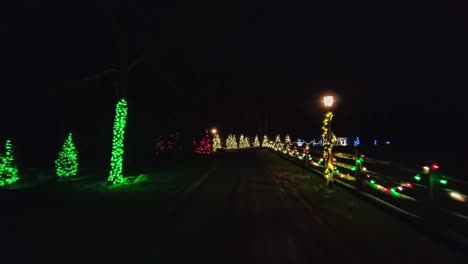 Eine-Weihnachtslicht-Durchfahrtsausstellung-Mit-Vielen-Farbigen-Lichtern-Und-Dekorierten-Objekten-Und-Gebäuden