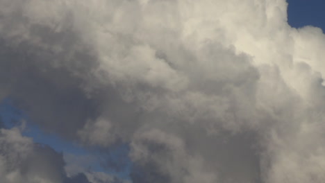 Graue-Wolken-Ziehen-über-Den-Blauen-Himmel