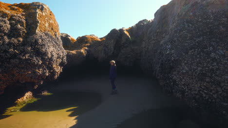 Mujer-Dentro-De-Una-Caverna-Al-Lado-De-La-Playa