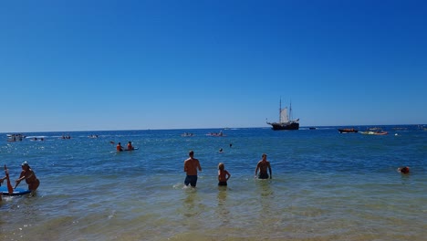 Menschen-Genießen-Die-Sommerzeit-Am-Magischen-Strand-In-Benagil,-Portugal