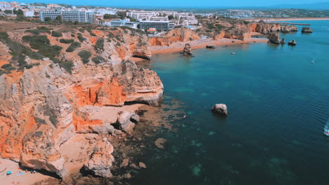 Acantilados-Rocosos-Y-Hermoso-Océano-Azul-Durante-El-Verano-En-Praia-Dona-Ana-En-El-Algarve-En-Portugal,-Vista-Aérea-De-Drones