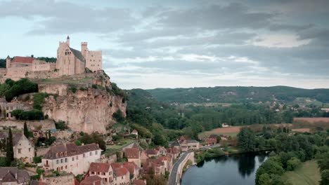 Beynac-Castle,-Cinematic-Panorama-from-Dordogne,-France