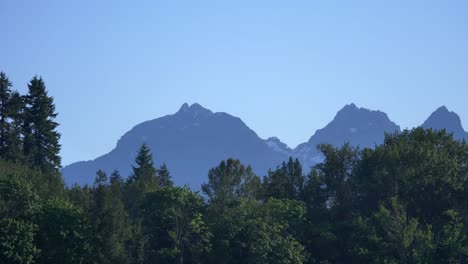 Felsige-Bergrücken-Und-Wälder-In-Den-Tälern-Des-Fraser-River-In-British-Columbia,-Kanada