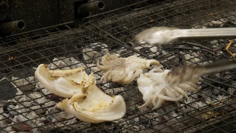 Grillen-Sie-Tintenfische-Auf-Heißer-Holzkohle-Im-Streetfood-Restaurant-Auf-Dem-Nachtmarkt-In-Thailand