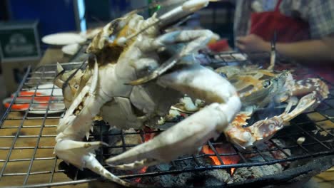 Grillen-Sie-Blaue-Krabben-Auf-Heißer-Holzkohle-Im-Thailändischen-Bangkoker-Fischrestaurant
