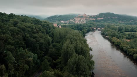 Am-Fluss-Dordogne-Mit-Schloss-Beynac-In-Der-Ferne