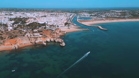 Acantilados-Rocosos-Y-Hermoso-Océano-Azul-Durante-El-Verano-En-Praia-Dona-Ana-En-El-Algarve-En-Portugal,-Vista-Aérea-De-Drones