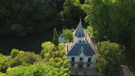 Luftaufnahme-Eines-Malerischen-Französischen-Schlosses-Mit-Spitzen-Dächern,-Die-Zeitlose-Schönheit-Und-Historischen-Charme-Ausstrahlen