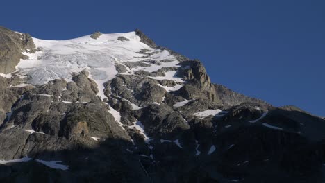Montañas-De-Rocas-Nevadas-Sobre-El-Parque-Provincial-De-Los-Lagos-Joffre-En-Pemberton,-Columbia-Británica,-Canadá