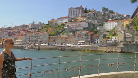 Mujer-Apreciando-Las-Vistas-En-Porto,-Portugal---Toma-Panorámica