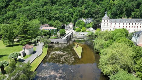 Brantome,-Dordogne:-A-beautiful-town-on--Dordogne-river