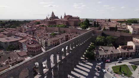 Aqueduct-Bridge-Over-Plaza-del-Azoguejo-Surrounded-By-City-Landscape-On-Clear-Sunny-Day