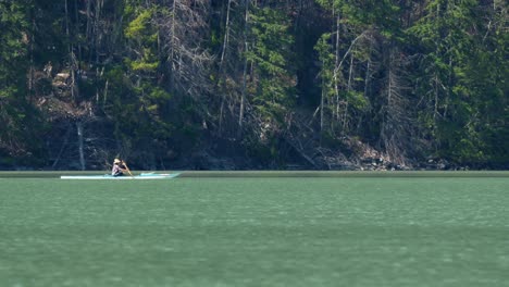 Person-Ruderboot-Im-Lillooet-Lake,-BC,-Kanada