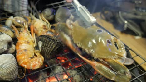 Meeresfrüchte-Grill-Auf-Heißer-Holzkohle-Im-Bangkoker-Fischrestaurant