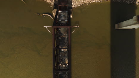 Draufsicht-Auf-Eine-Alte-Eisenbahnbrücke-über-Den-White-River-Im-Twin-City-Riverfront-Park,-Arkansas,-USA