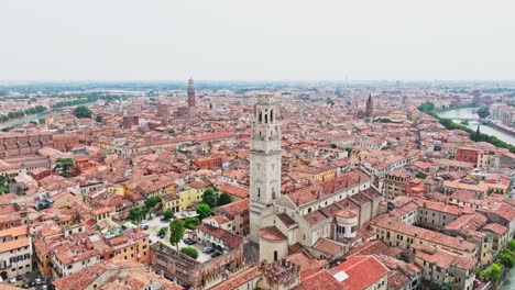 Poderosa-Torre-Del-Reloj-Torre-Dei-Lamberti-Región-De-Verona-Italia-Fotografiada-Con-Un-Dron
