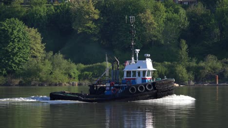 Tug-Boat-Cruising-In-The-Fraser-River-In-Daytime-In-British-Columbia,-Canada