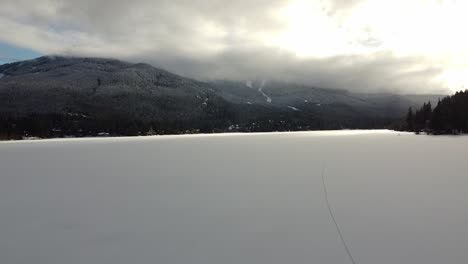 Zugefrorener-See-Mit-Bewölktem-Himmel-über-Den-Bergen-Im-Winter-In-Whistler,-BC,-Kanada