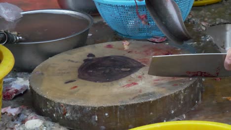 Verarbeitung,-Schneiden,-Hacken-Von-Lebendem-Wels-Auf-Dem-Thailändischen-Fischmarkt