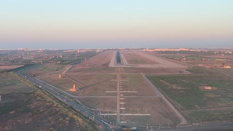 A-real-time-approach-to-land-at-Palma-de-Mallorca’s-airport,-Spain