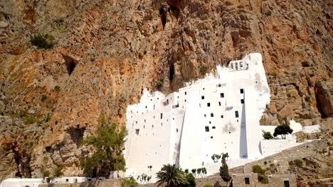 Unglaubliches-Kloster-In-Amorgos,-Luftaufnahme,-Rückwärtsbewegung-Der-Kamera