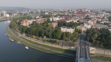 Toma-Aérea-De-Drones-Del-Barrio-De-Kazimierz-En-Cracovia,-Polonia,-Con-El-Río-Vístula-Al-Amanecer.