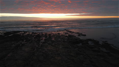 Absteigende-Luftdrohnenaufnahme-über-Dem-Strand-Bei-Atemberaubendem-Sonnenaufgang-In-Nord-Yorkshire-Bei-Ebbe-Im-Vereinigten-Königreich
