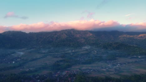 Campo-Indonesio,-Majestuoso-Paisaje-Nublado-En-El-Fondo,-Telón-De-Fondo-De-Montaña