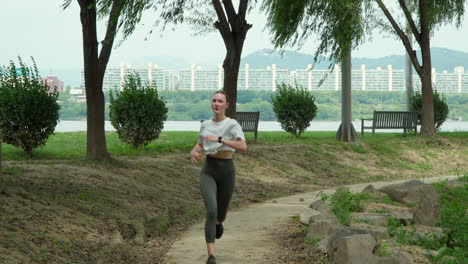 Mujer-Caucásica-Activa-Corriendo-En-El-Parque