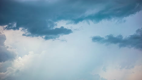 Himmel-Nur-Wolkenlandschaft-Zeitraffer-Von-Hellen-Und-Dunklen-Wolken