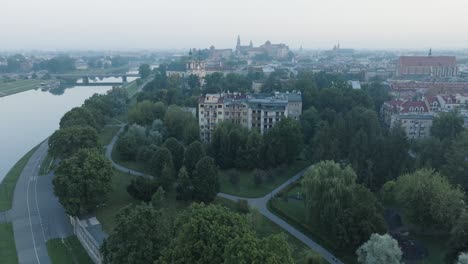 Toma-Aérea-Con-Drones-Cracovia,-Polonia,-Castillo-Kazimierz-Wawel-Al-Amanecer.